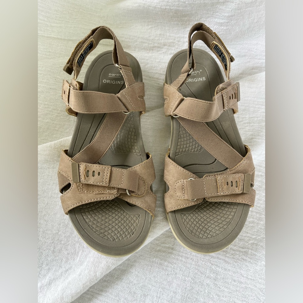 Women’s Earth Origins Tan Sandals with Adjustable Straps Size 8.5